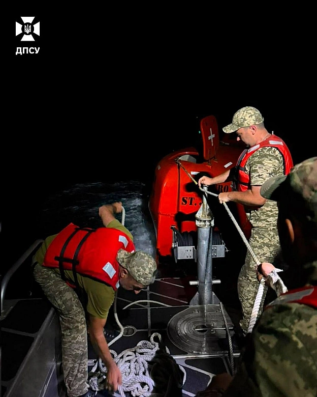 Прикордонники врятували філіппінського моряка, який дрейфував у відкритому морі після російської дронової атаки17 липня російс... - на we.ua