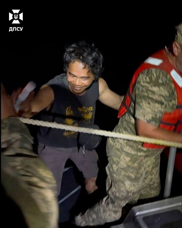 Прикордонники врятували філіппінського моряка, який дрейфував у відкритому морі після російської дронової атаки17 липня російс... - на we.ua