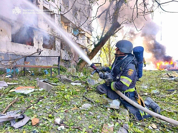 росіяни вдарили по багатоповерхівці у Павлограді Дві людини загинули, ще вісім дістали поранень. У стані середньої тяжкості го... - на we.ua