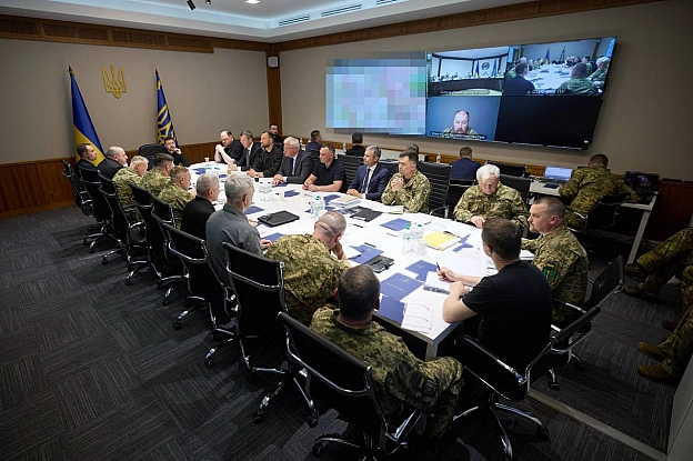 Президент провів спеціальне засідання Ставки за участю командирів корпусів та виробників зброїПід час засідання командири корп... - на we.ua