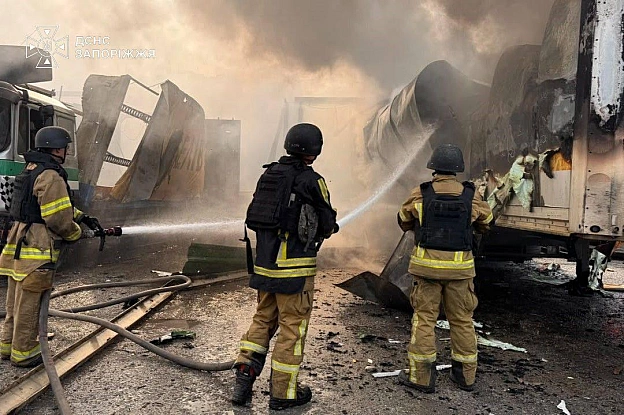 російський безпілотник спричинив пожежу на території цивільного підприємства в ЗапоріжжіПопередньо постраждали 2 чоловіків і ж... - на we.ua