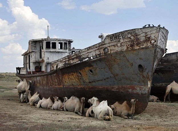 Покинутий рибальський корабель стоять на висохлому дні Аральського моря. Муйнак, Узбекистан, 1992 рік.Що сталося? Дивіться тут... - на we.ua
