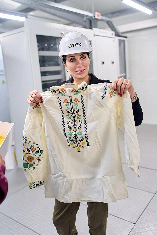 Впливова консервативна інфлюенсерка США Лора Лумер відвідала підстанцію ДТЕК на Київщині, яку росія зруйнувала ракетним ударом у... - на we.ua