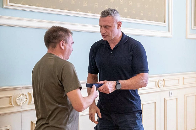 Віталій Кличко: Зустрівся у столичній мерії з військовими-киянами, звільненими з російського полону. Та вручив їм нагороди від с... - на we.ua