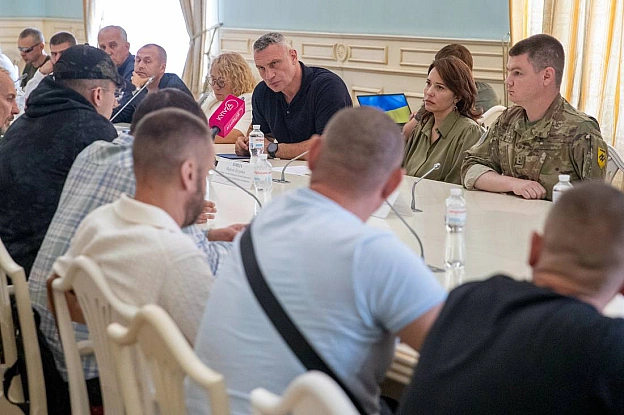 Віталій Кличко: Зустрівся у столичній мерії з військовими-киянами, звільненими з російського полону. Та вручив їм нагороди від с... - на we.ua