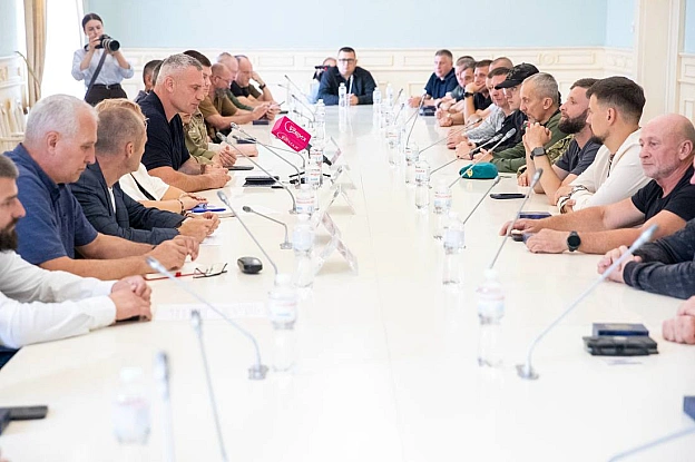 Віталій Кличко: Зустрівся у столичній мерії з військовими-киянами, звільненими з російського полону. Та вручив їм нагороди від с... - на we.ua