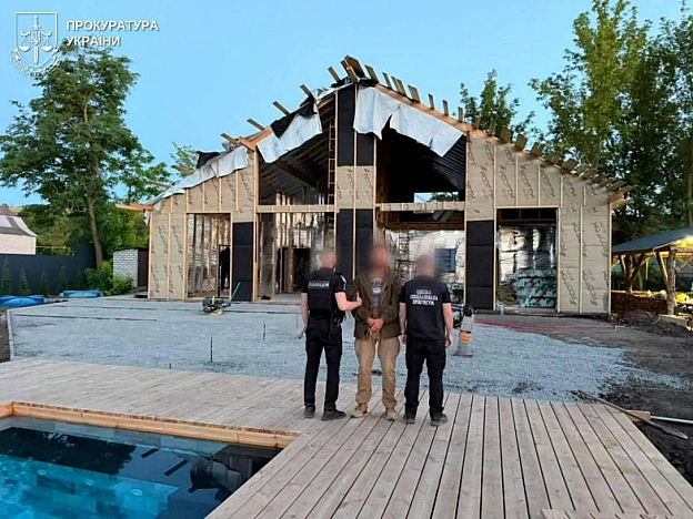 На Одещині затримали командира військової частини — 83 військовослужбовці будували йому маєтокОкрім цього, слідство також зафі... - на we.ua