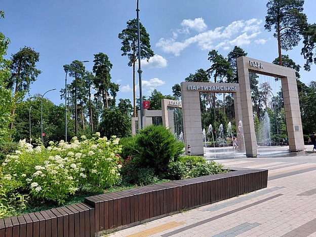 🪻У Києві триває сезон цвітіння гортензій💛Саме зараз вони у найпишнішій фазі та прикрашають парки, сквери, набережні й інші зел... - на we.ua