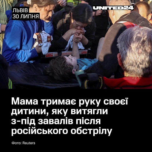 Мати міцно тримає руку своєї дитини, яку рятувальники деблокували з-під завалів будинку. росія зруйнувала кілька поверхів, поран... - на we.ua