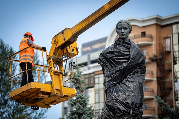 🛠У Києві демонтують захисні конструкції з пам’ятників: почали роботи біля пам’ятника Лесі Українці❕За понад 4 роки війни харак... - на we.ua