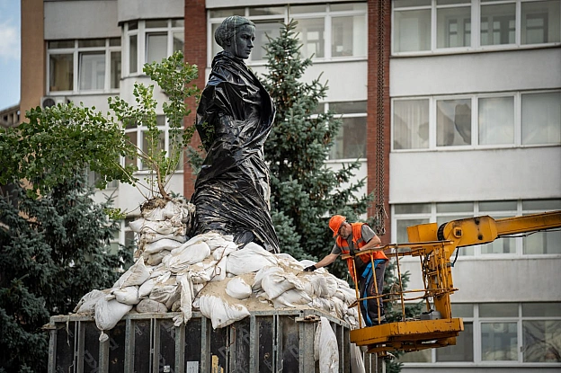 🛠У Києві демонтують захисні конструкції з пам’ятників: почали роботи біля пам’ятника Лесі Українці❕За понад 4 роки війни харак... - на we.ua