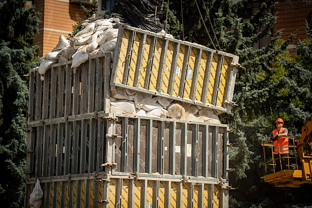 🛠У Києві демонтують захисні конструкції з пам’ятників: почали роботи біля пам’ятника Лесі Українці❕За понад 4 роки війни харак... - на we.ua