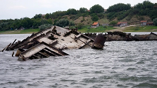 Через рекордно низький рівень води в Дунаї біля сербського порту Прахово з річки знову виступили корпуси десятків німецьких війс... - на we.ua
