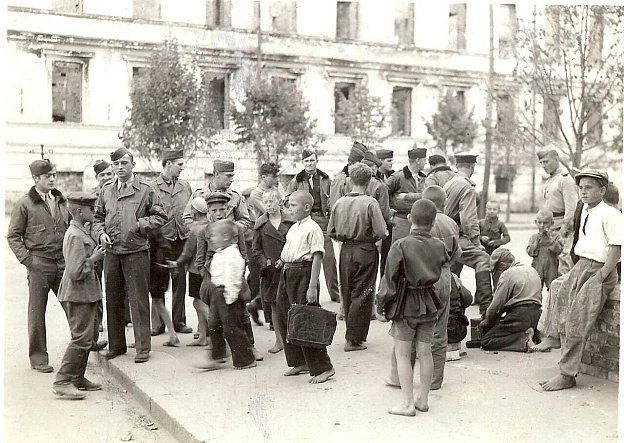 1944 року лейтенант Повітряних сил Армії США Дональд Борбі служив на бомбардувальнику B-17. Але у вільний час Борбі фотографував... - на we.ua