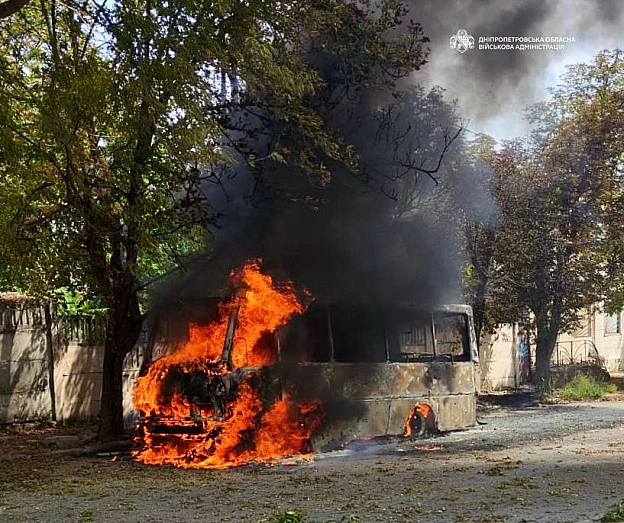Армія рф вдарила по рейсовому автобусу у Нікополі: одна людина загинула, одна пораненаЧерез атаку згорів рейсовий автобус. Заг... - на we.ua