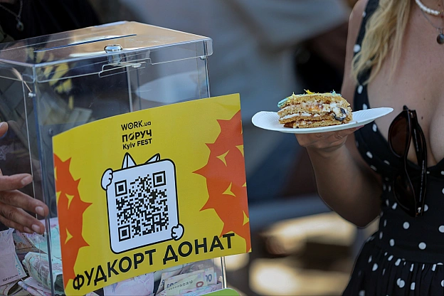 🎂 60 КІЛОГРАМІВ СОЛОДКОГО РЕКОРДУ! 🇺🇦✨Головною окрасою та найсмачнішою подією ПОРУЧ KYIV FEST стало офіційне встановлення реко... - на we.ua