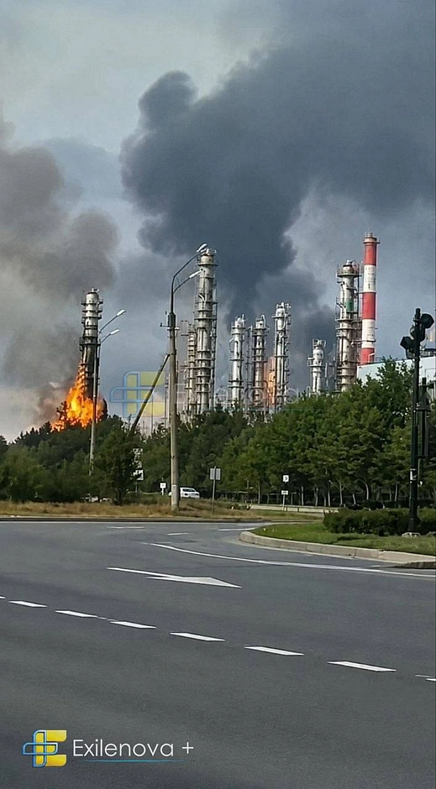 Палає нафтохімічний комплекс у Тюменській області рфУ Тобольску атакували \