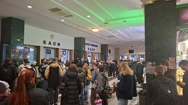 Укрзалізниця призупинила продаж квитків на окремі рейси: причини та порадиЧерез російські атаки, пошкодження та знищення локом... - на we.ua