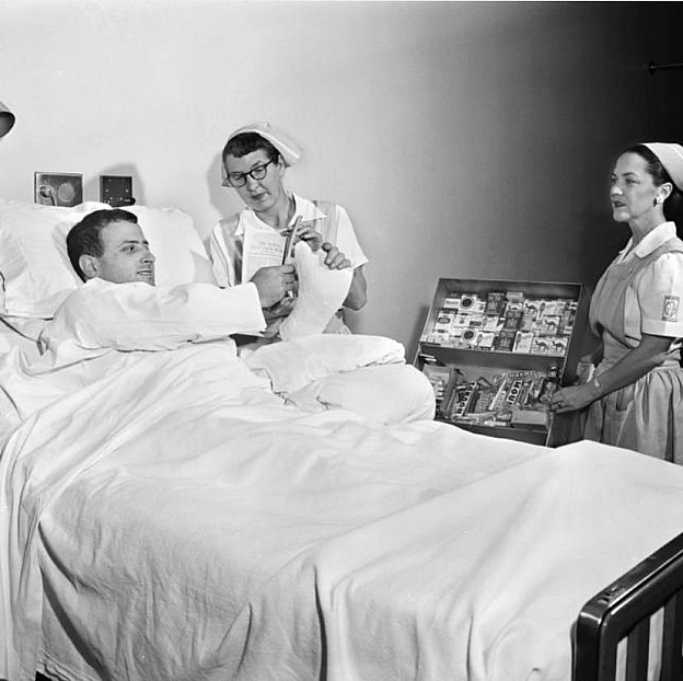 У 1950-х роках пацієнт у США, який купував сигарети, лежачи в лікарняному ліжку, був цілком звичним явищем. Співробітник лікар... - на we.ua