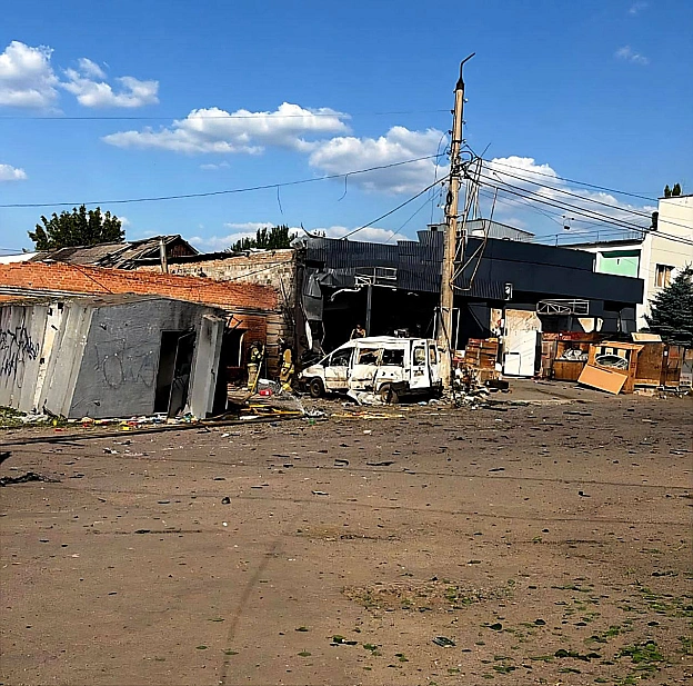 росіяни атакували безпілотником Краматорськ. Влучили у приміщення поштиОдна людина загинула, щонайменше 6 поранені.Також під... - на we.ua