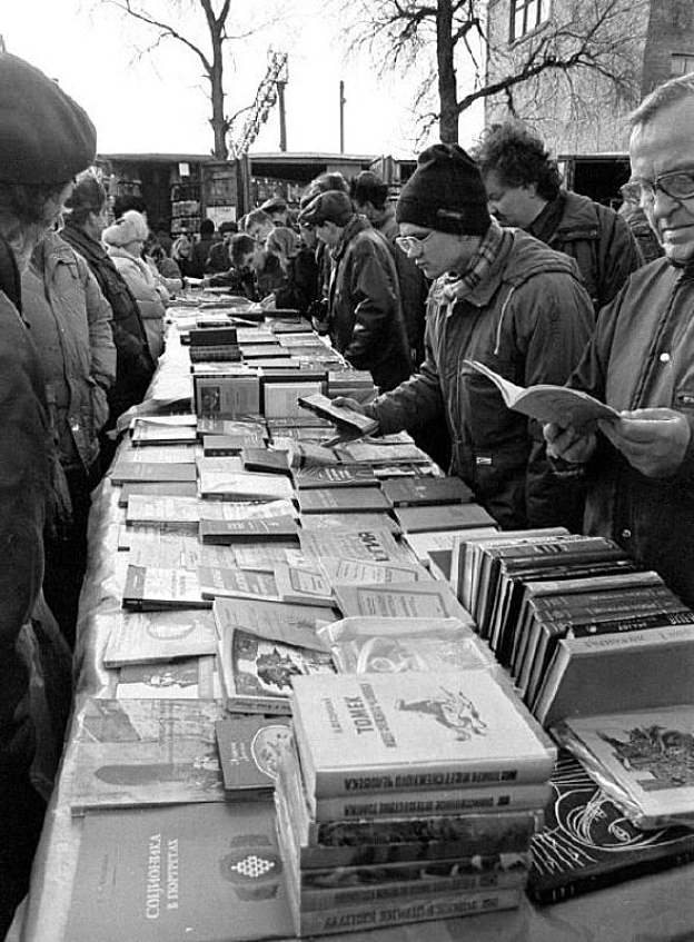 Книжковий ринок «Почайна» був заснований як «Петрівка» і виріс із неформальної торгівлі книжками, що виникла в Києві 1989 року н... - на we.ua