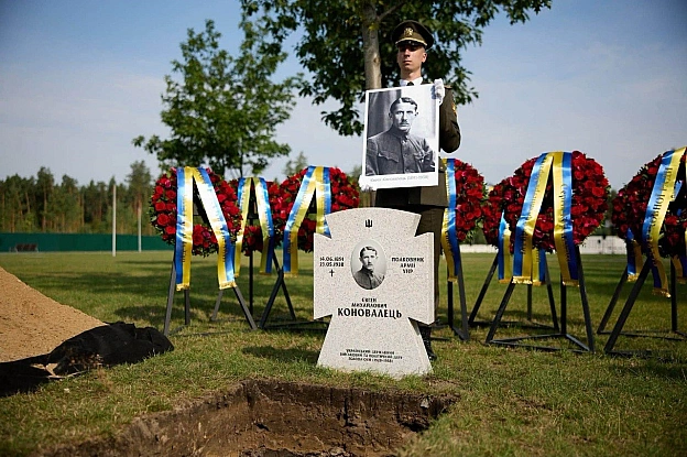 ЄВГЕНА КОНОВАЛЬЦЯ ПЕРЕПОХОВАЛИ НА НАЦІОНАЛЬНОМУ ВІЙСЬКОВОМУ КЛАДОВИЩІПолковника Армії УНР, командира Січових Стрільців, заснов... - на we.ua