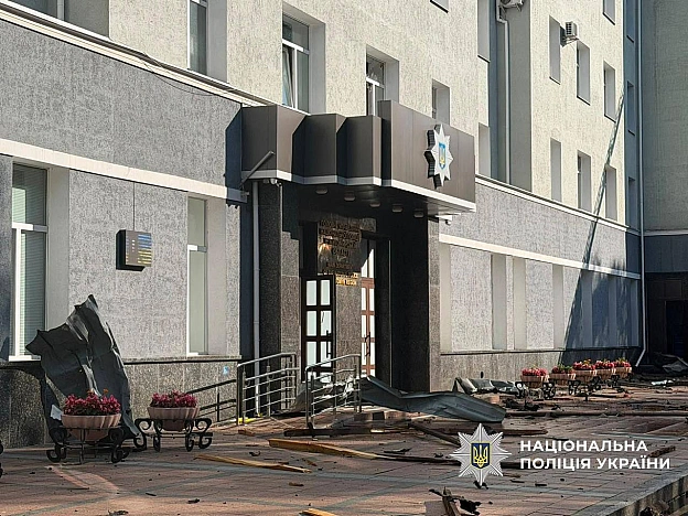 Ворог завдав удару безпілотниками «Бандероль» по Головному управлінню поліції у Житомирі Загинули двоє поліцейських, 20 людей ... - на we.ua