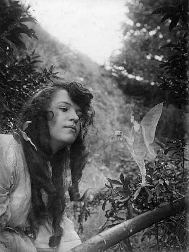 Як Конан Дойл повірив у фотографії фей1917 року в англійському селі Коттінглі підлітка Елсі Райт і її молодша кузина Френсіс Г... - на we.ua
