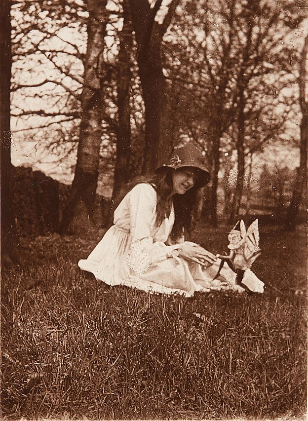 Як Конан Дойл повірив у фотографії фей1917 року в англійському селі Коттінглі підлітка Елсі Райт і її молодша кузина Френсіс Г... - на we.ua