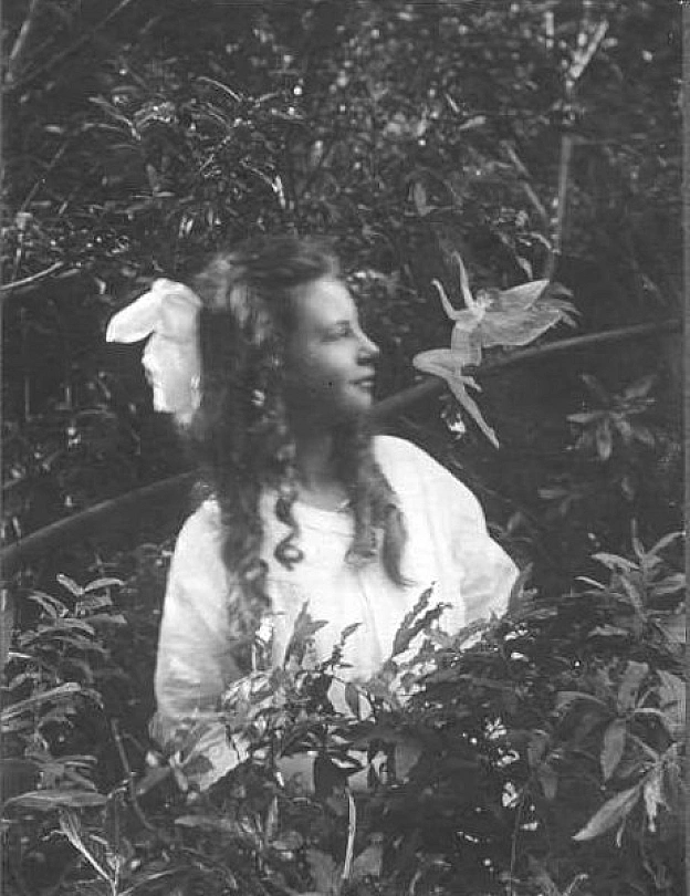 Як Конан Дойл повірив у фотографії фей1917 року в англійському селі Коттінглі підлітка Елсі Райт і її молодша кузина Френсіс Г... - на we.ua