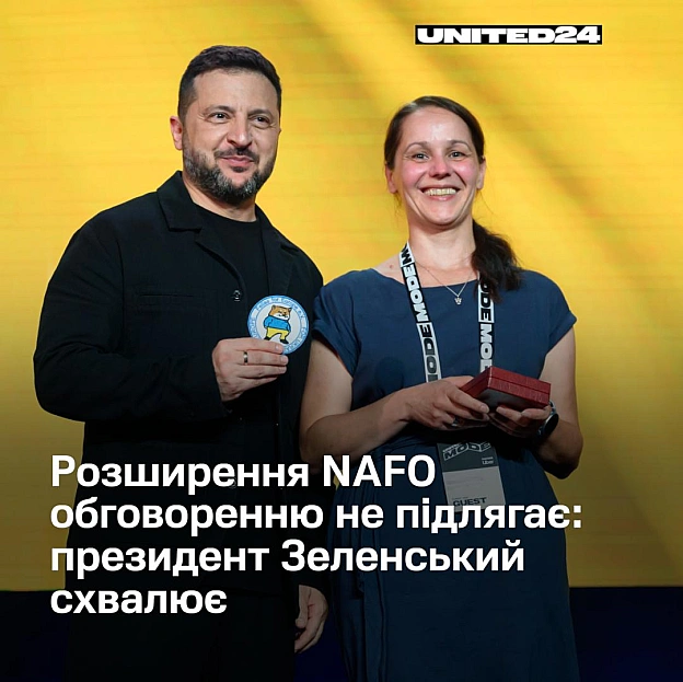 Під час церемонії нагородження на саміті UNITED24 MODE донорка платформи Александра Шефер вручила Володимиру Зеленському патч бл... - на we.ua