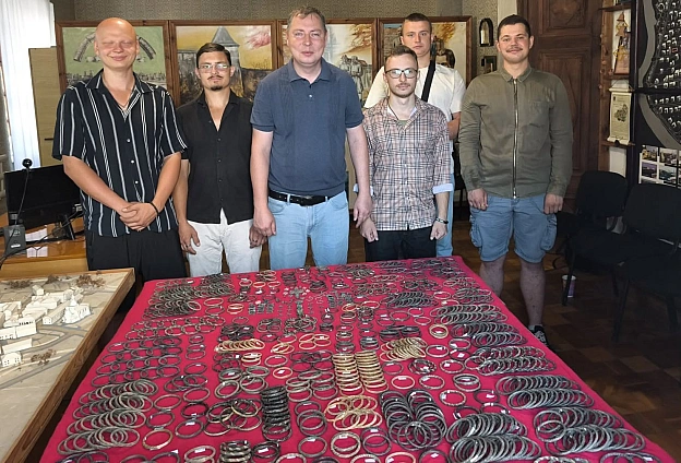 На Волині завершили попереднє опрацювання «Скарбу купця», знайденого 2025 року в урочищі Апостольщина на території княжого Волод... - на we.ua