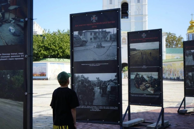 «ДНІ ПАМ’ЯТІ ГЕРОЇВ ІЛОВАЙСЬКОЇ БИТВИ 2014»: У КИЄВІ ВІДКРИЛИ ВИСТАВКУ ПРО МУЖНІСТЬ І ПАМ’ЯТЬ У Києві презентували вуличну фот... - на we.ua