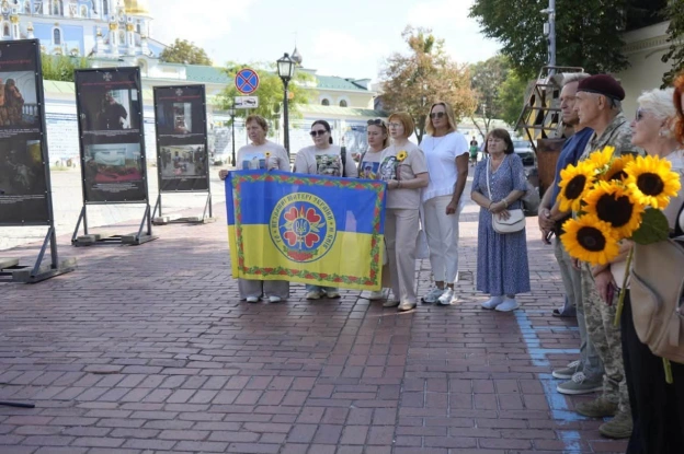 «ДНІ ПАМ’ЯТІ ГЕРОЇВ ІЛОВАЙСЬКОЇ БИТВИ 2014»: У КИЄВІ ВІДКРИЛИ ВИСТАВКУ ПРО МУЖНІСТЬ І ПАМ’ЯТЬ У Києві презентували вуличну фот... - на we.ua