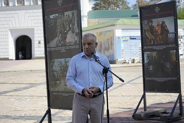 «ДНІ ПАМ’ЯТІ ГЕРОЇВ ІЛОВАЙСЬКОЇ БИТВИ 2014»: У КИЄВІ ВІДКРИЛИ ВИСТАВКУ ПРО МУЖНІСТЬ І ПАМ’ЯТЬ У Києві презентували вуличну фот... - на we.ua