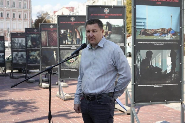 «ДНІ ПАМ’ЯТІ ГЕРОЇВ ІЛОВАЙСЬКОЇ БИТВИ 2014»: У КИЄВІ ВІДКРИЛИ ВИСТАВКУ ПРО МУЖНІСТЬ І ПАМ’ЯТЬ У Києві презентували вуличну фот... - на we.ua