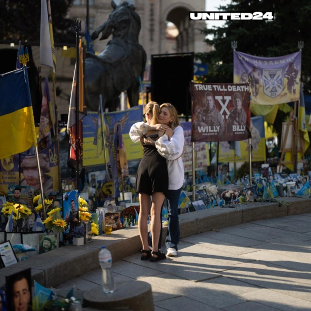 Під час візиту до України Кетрін Винник, амбасадорка UNITED24, відвідала знакові місця столиці та на власні очі побачила наслідк... - на we.ua