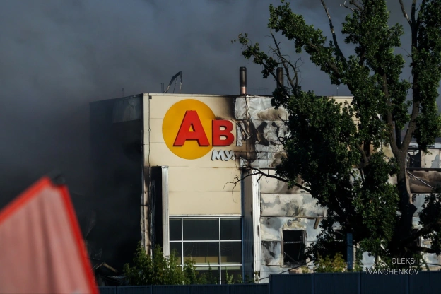 🔥 Наслідки обстрілу складу «Аврора» на КиївщиніРосійський удар зруйнував розподільчий центр «Аврора», спричинивши масштабну по... - на we.ua