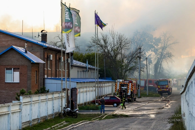 🔥 Наслідки обстрілу складу «Аврора» на КиївщиніРосійський удар зруйнував розподільчий центр «Аврора», спричинивши масштабну по... - на we.ua