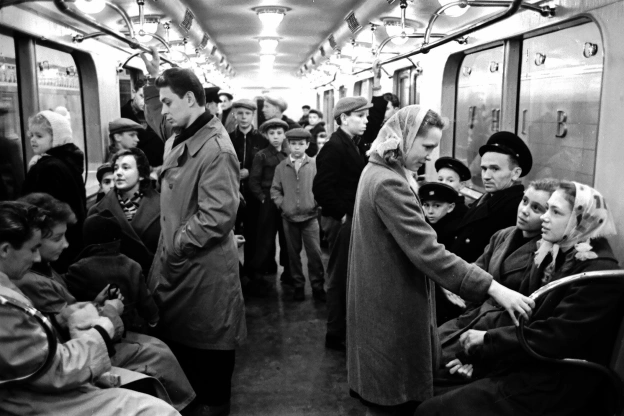 🚇Київ, 6 листопада 1960 року. Пасажири першого поїзда метро.Минуло понад шість десятиліть і, здається, змінилося все. Крім кіл... - на we.ua