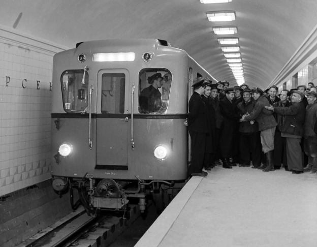 🚇Київ, 6 листопада 1960 року. Пасажири першого поїзда метро.Минуло понад шість десятиліть і, здається, змінилося все. Крім кіл... - на we.ua