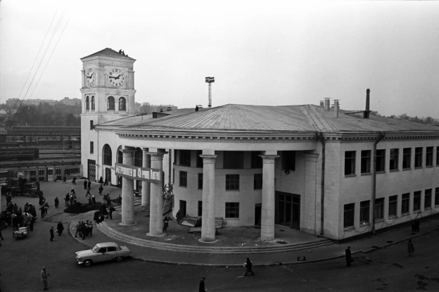 🚇Київ, 6 листопада 1960 року. Пасажири першого поїзда метро.Минуло понад шість десятиліть і, здається, змінилося все. Крім кіл... - на we.ua