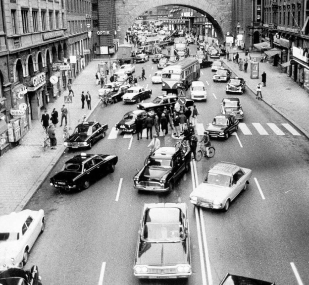 3 вересня 1967 року Швеція перейшла з лівостороннього руху на правосторонній. Більшість автомобілів у країні вже мали кермо злів... - на we.ua