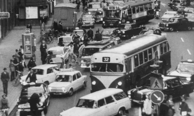 3 вересня 1967 року Швеція перейшла з лівостороннього руху на правосторонній. Більшість автомобілів у країні вже мали кермо злів... - на we.ua