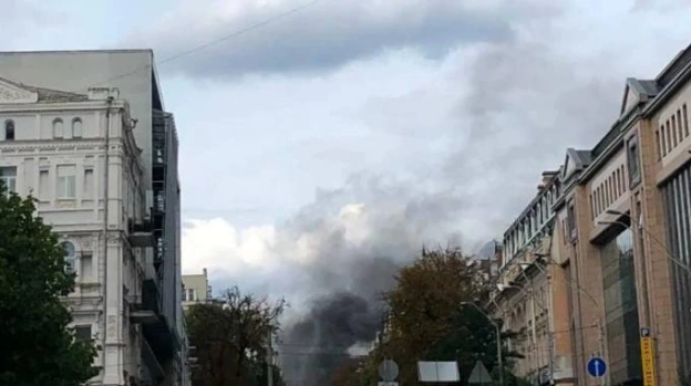російський дрон впав у центрі Києва, поблизу станції метро Золоті ВоротаУкраїнська правда повідомляє про удар по будівлі СБУ.... - на we.ua