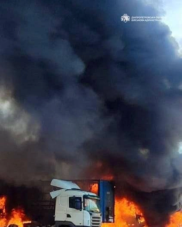росіяни завдали удару по стоянці фур у Запоріжжі. Весь транспорт знищений, - місцеві ЗМІАналогічний удар завдано по Павлограду... - на we.ua