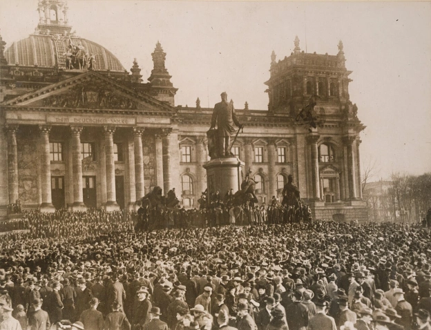 9 листопада 1918 року соціал-демократ Філіп Шайдеман із західного балкона будівлі Рейхстагу в Берліні проголосив Німеччину респу... - на we.ua
