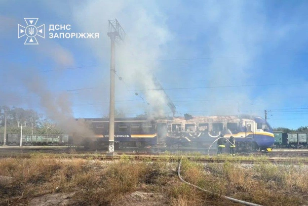 росіяни атакували пасажирський потяг Дніпро-Запоріжжя: загинула провідниця Жінка повернулася до поїзда вже після оголошення ев... - на we.ua