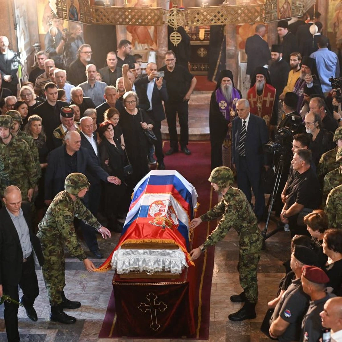 У Белграді з військовими почестями поховали Ратка Младича — колишнього командувача армії боснійських сербів, засудженого до дові... - на we.ua