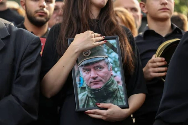 У Белграді з військовими почестями поховали Ратка Младича — колишнього командувача армії боснійських сербів, засудженого до дові... - на we.ua